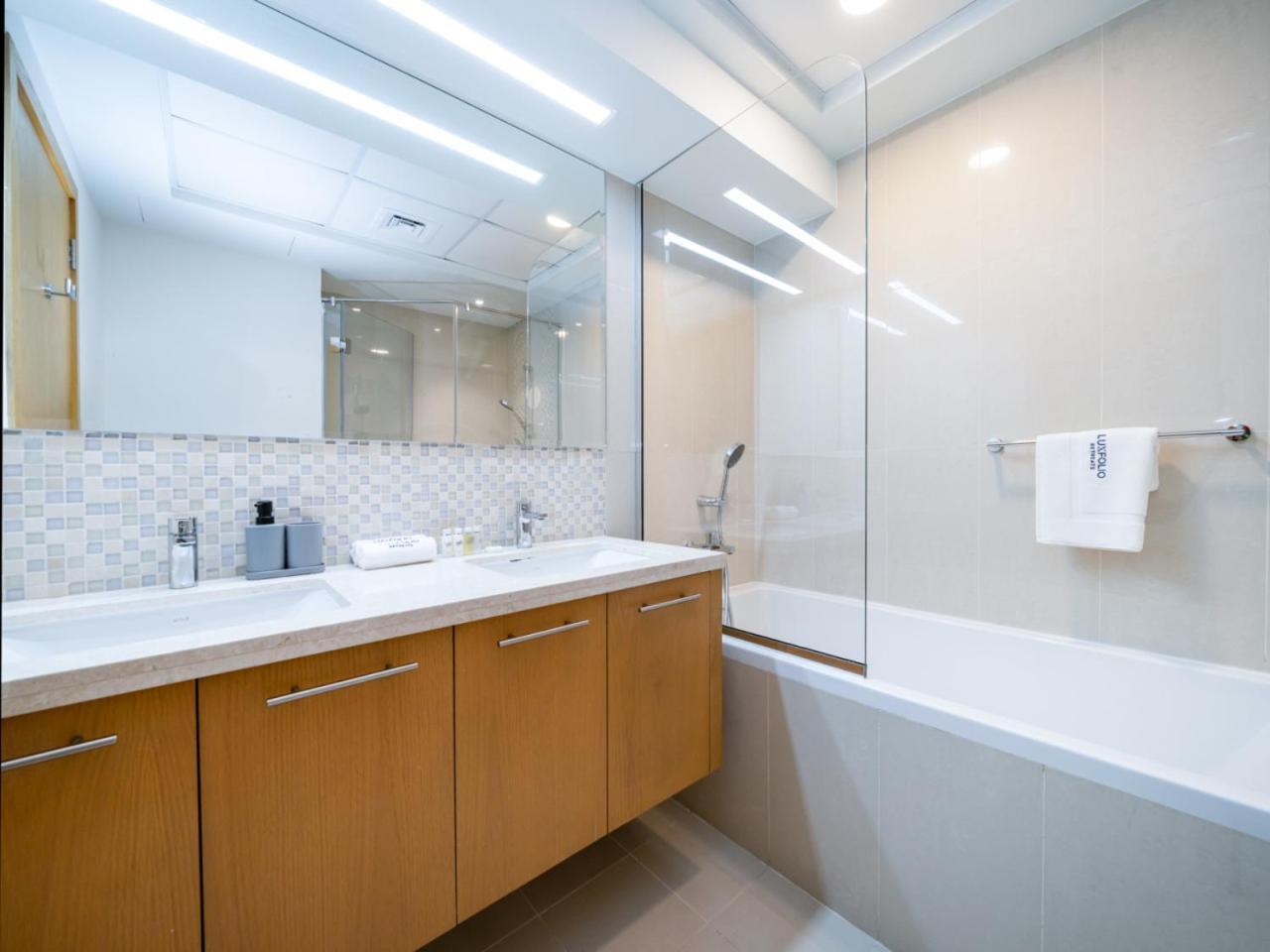 Modern Downtown 2 Bed Maids With Full Burj View * Dubai
